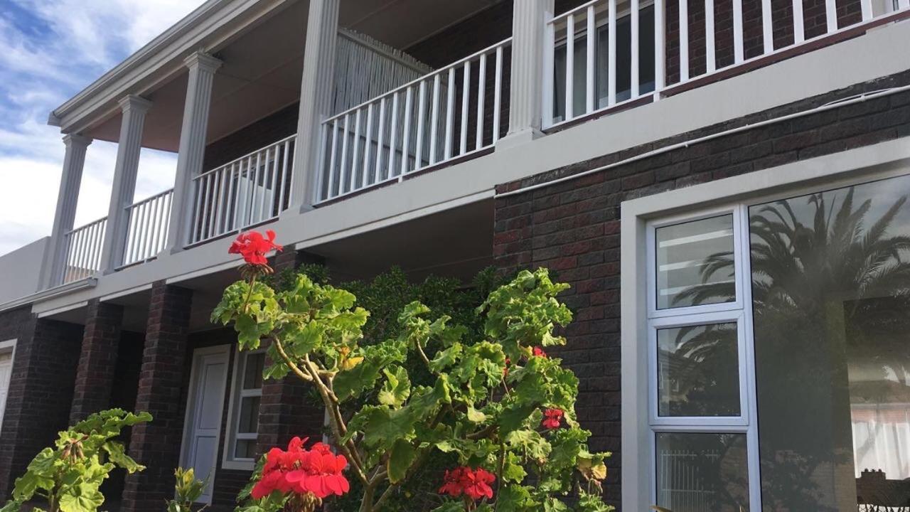 Sunset Beach Living Guesthouse ケープタウン エクステリア 写真