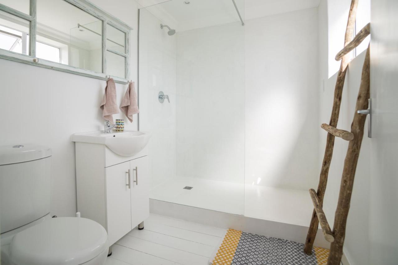 Sunset Beach Living Guesthouse ケープタウン エクステリア 写真