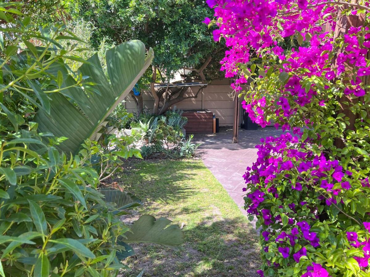 Sunset Beach Living Guesthouse ケープタウン エクステリア 写真