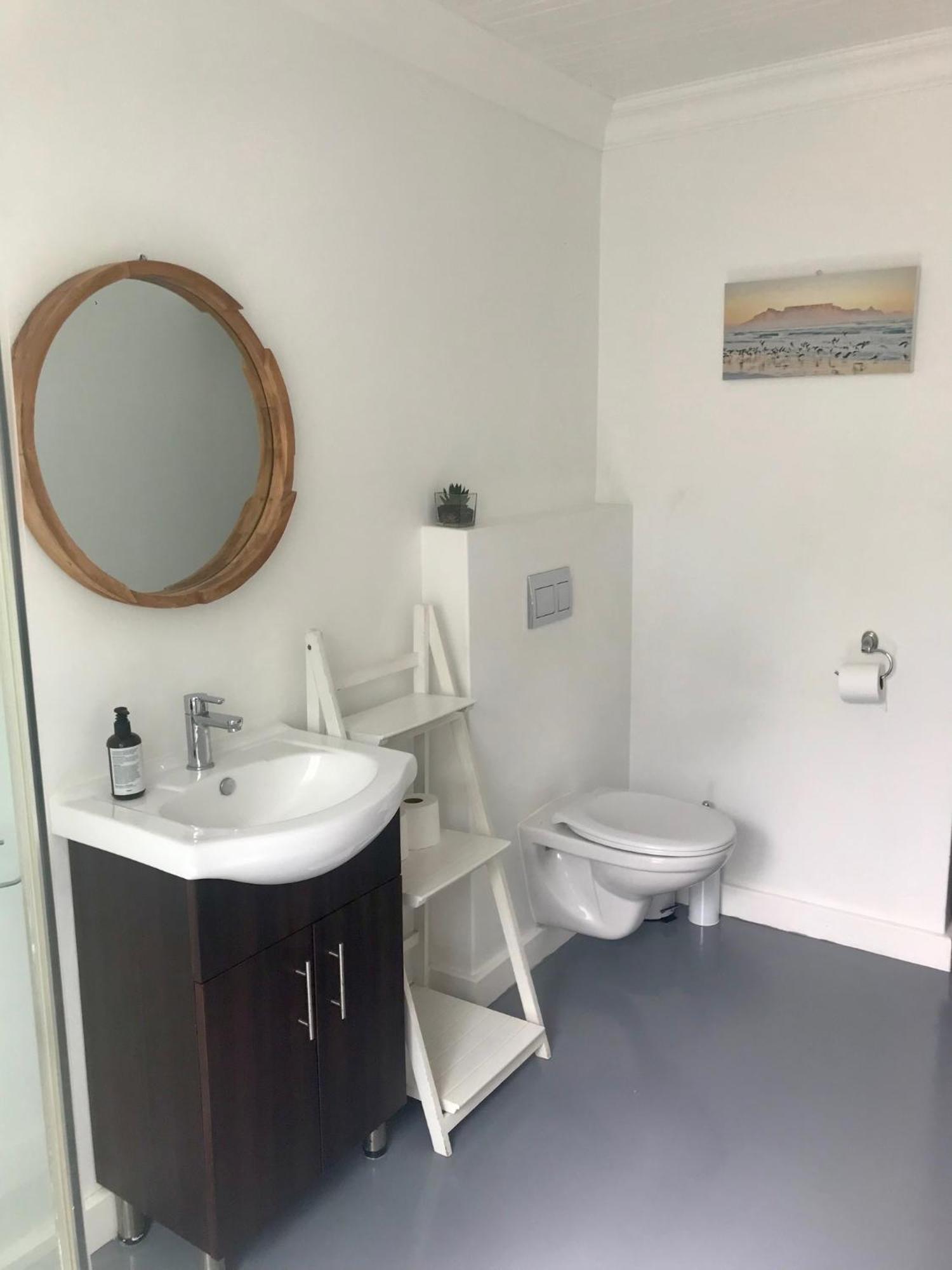 Sunset Beach Living Guesthouse ケープタウン エクステリア 写真